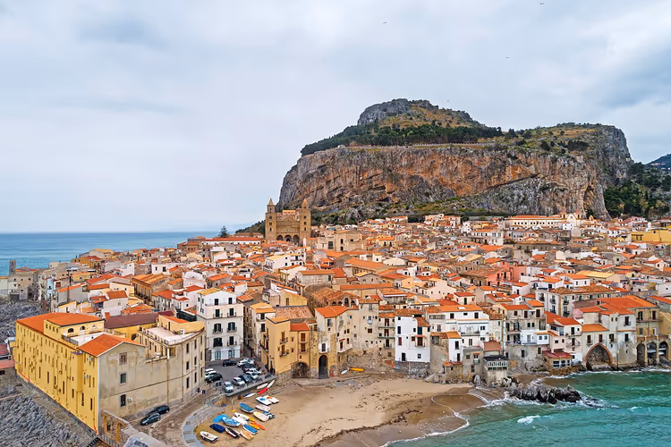 Cefalù mit dem Rocca und dem Stadtstrand