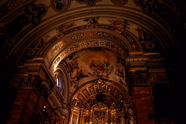 Malt hvelv og forgylt alter i La Macarena-basilikaen