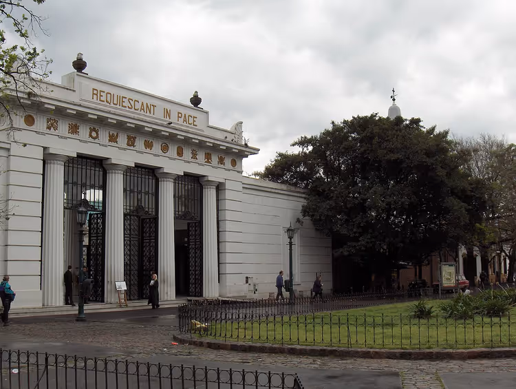 Cephesindeki yazıyla Recoleta Mezarlığı'nın girişi