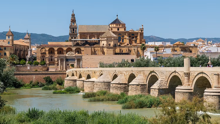الجسر الروماني والمسجد الكبير فوق الوادي الكبير