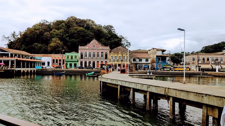 Historische Uferpromenade von São Francisco do Sul mit einem Steg