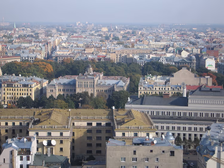 Panorama des Rigaer Zentrums mit Dächern und Bäumen