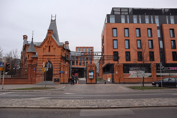 Bakstenen poort van het Koneser-centrum in de Praga-wijk van Warschau