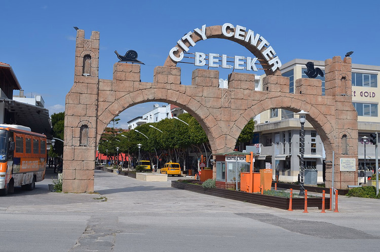 Belek merkezine girişteki kemerli kapı