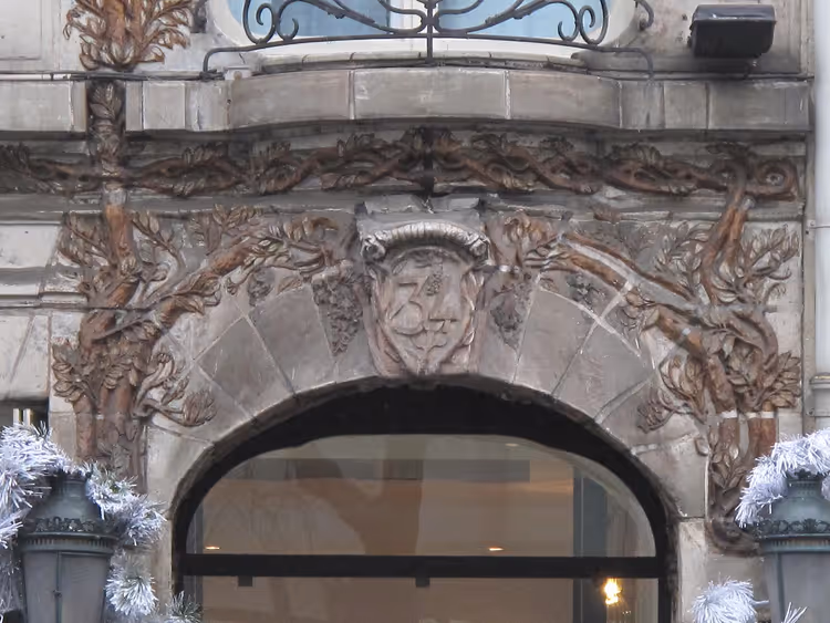 Kemer ve kartonpiyerleriyle Elysées Ceramic otelinin cephesi