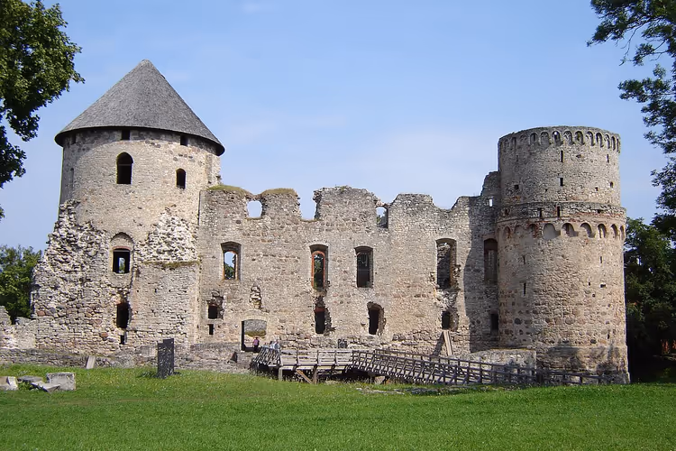 Rovine del castello di Cesis con torre