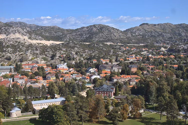 Panorama over Cetinje fra Ørneknausen, taktegl og grønt