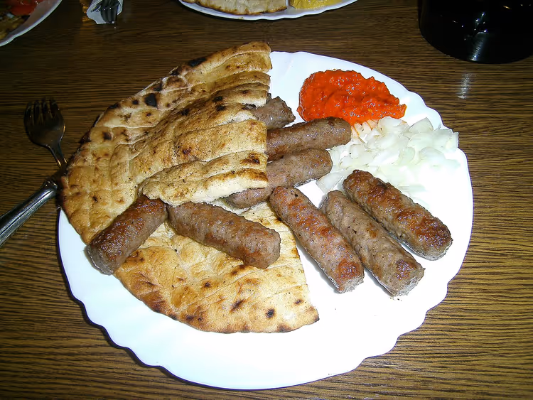 Ćevapi sausages with onion