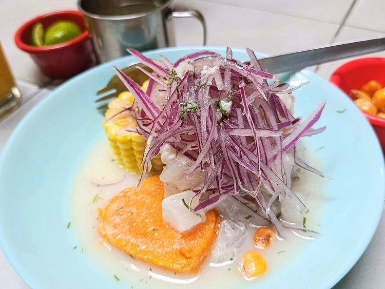 Kırmızı soğan, tatlı patates ve mısırlı ceviche