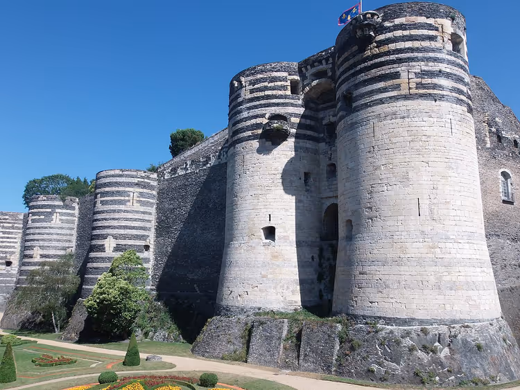 Château d'Angers'ın çizgili taş işçiliğiyle heybetli kuleleri