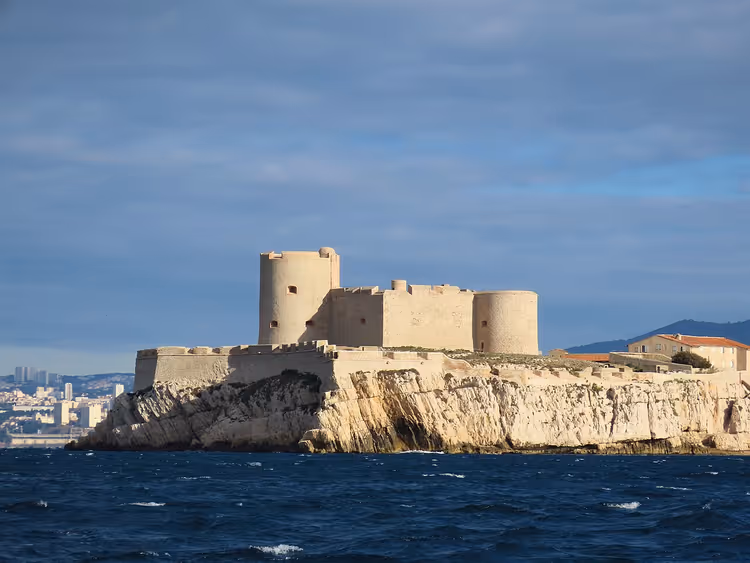 Château d'If festning på en klippeøy i havet