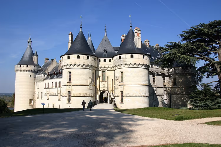 Ortaçağ'dan kalma Château de Chaumont-sur-Loire, önden görünüm