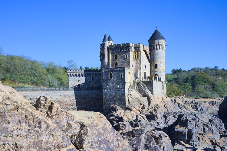 Château de La Roche, Loire kıyısındaki kayaların üzerinde