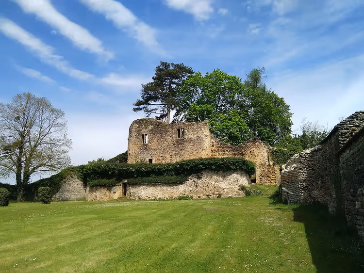 Ruinen des Château des Comtes de Nevers in Moulins-Engilbert