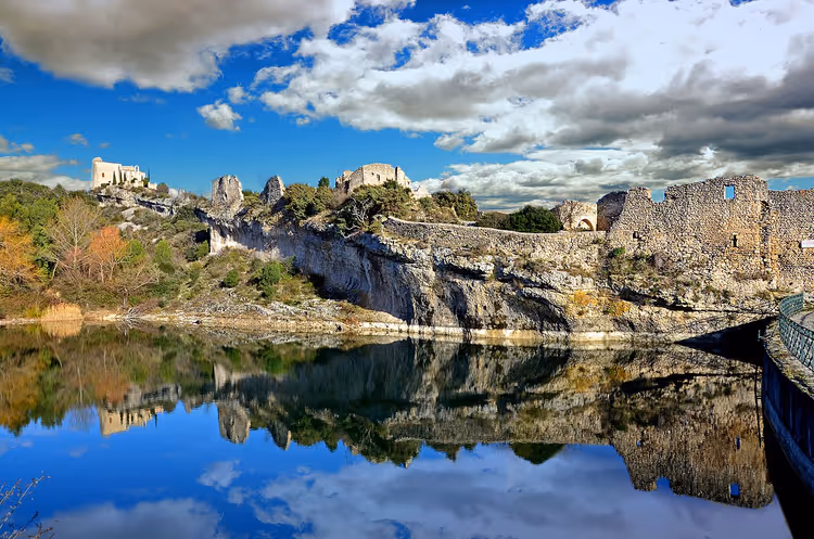 Viljelysmaat ja Saint-Saturnin-lès-Aptin kylä