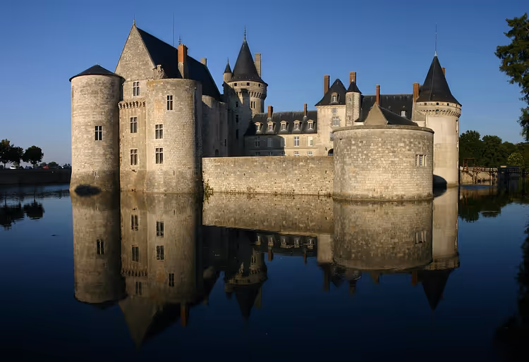 Château de Sully-sur-Loire, suda yansımasıyla