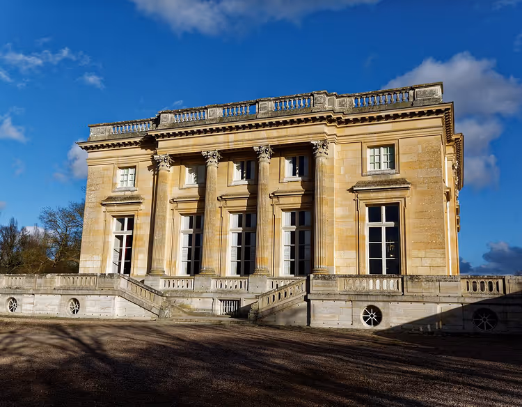 Versay'daki sütunlu Petit Trianon'un cephesi