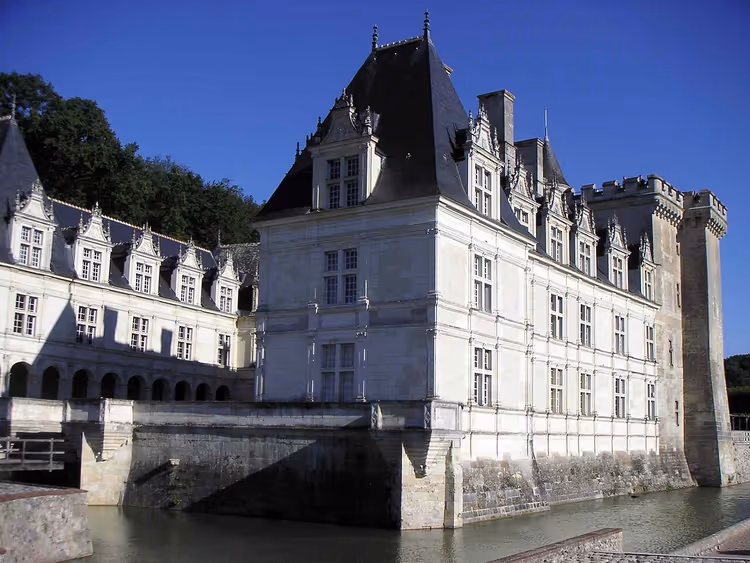 Château de Villandry, suyun üzerinde, sağ kanat ve kule