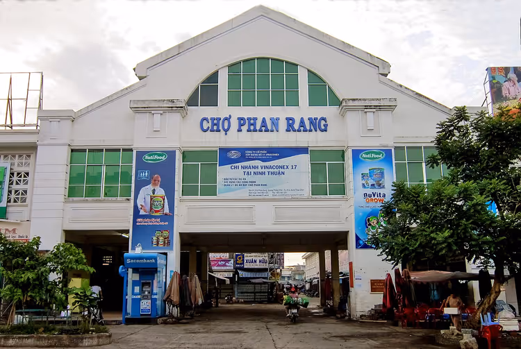 Marktgebouw van Phan Rang met bord Chợ Phan Rang