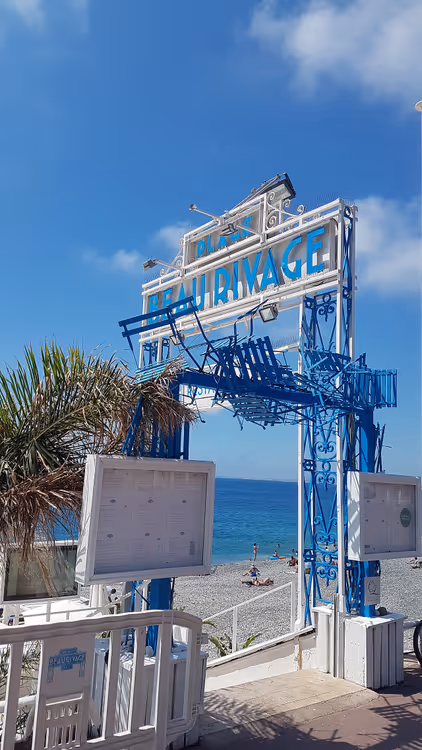 Blauw-witte entreeboog van Beau Rivage Beach