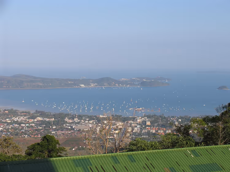 Tekneler ve şehirle Chalong Körfezi panoraması