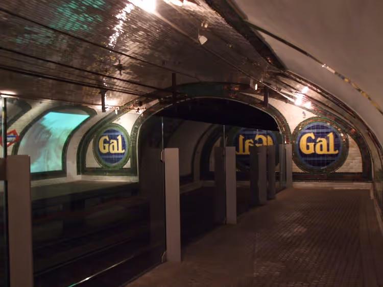 Historischer Bahnsteig der Metrostation Chamberí in Madrid
