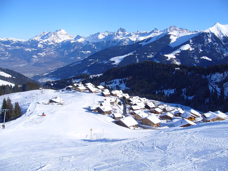 Champoussin in de winter tegen de Alpen