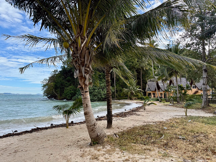 Strand mit Palmen und Bungalows auf Ko Chang
