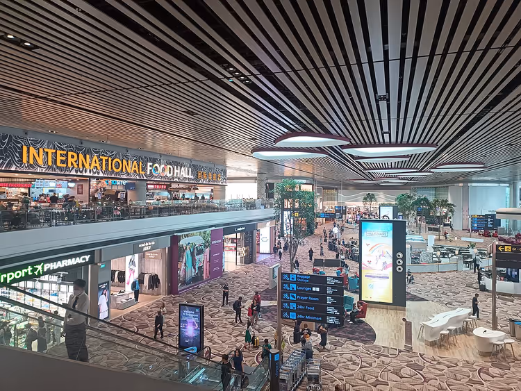 Changi Havalimanı Terminal 4 gidiş salonunun içi