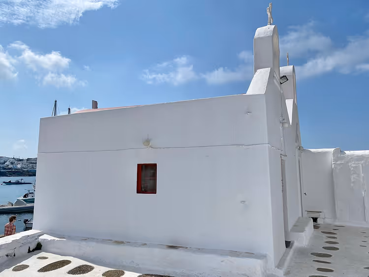 Witte kapel van Agios Ioannis aan zee op Mykonos