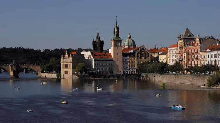 Boote auf der Moldau im Sommer in Prag