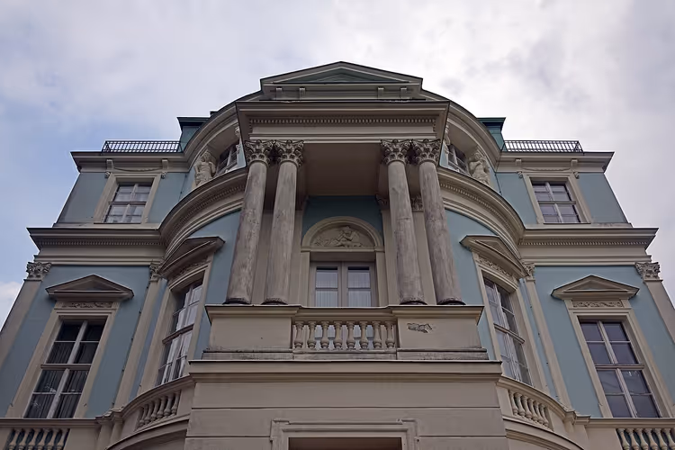 Charlottenburg'da sütunlu belvederenin turkuaz cephesi