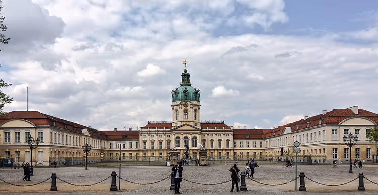 Kubbe ve avlusuyla Charlottenburg Sarayı