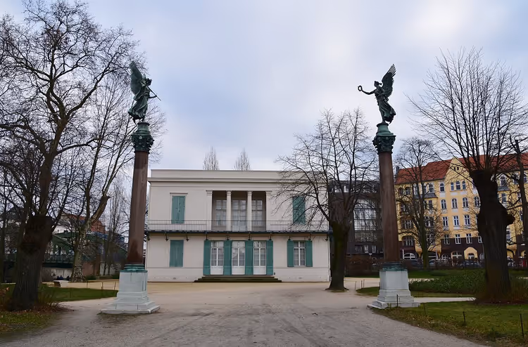 Sütunları ve heykelleriyle Charlottenburg'un Yeni Pavyonu