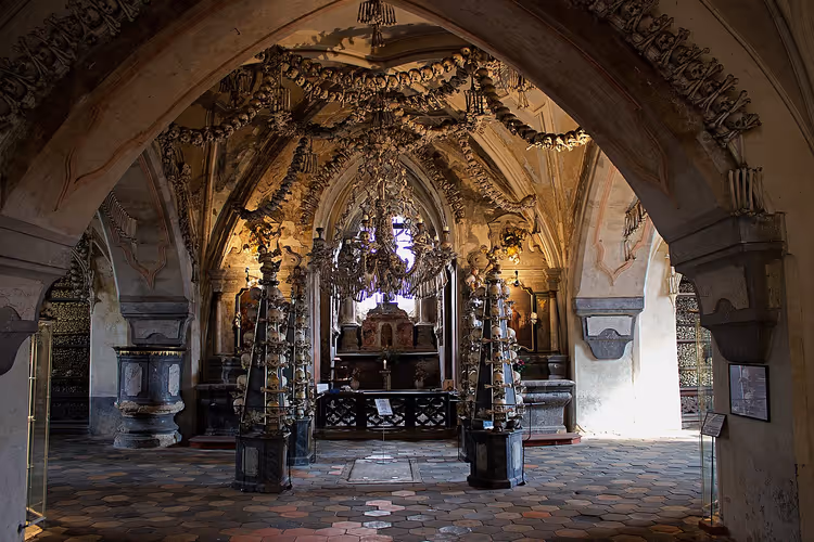 Kutná Hora'daki Sedlec Ossuary'nin iç mekânı, sunak ve kemik süslemeleriyle