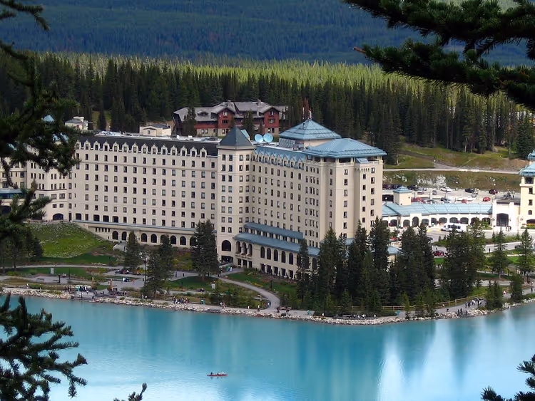 Fairmont Chateau Lake Louise aan de oever van het meer
