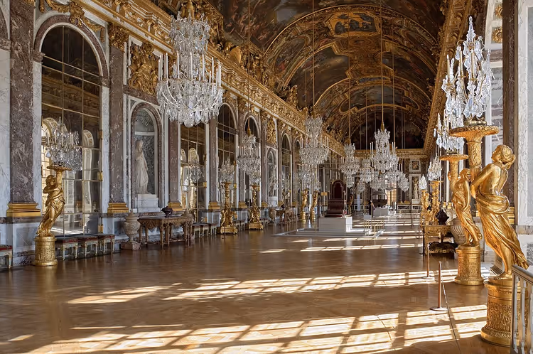 Spiegelzaal in het Paleis van Versailles met kroonluchters en spiegels