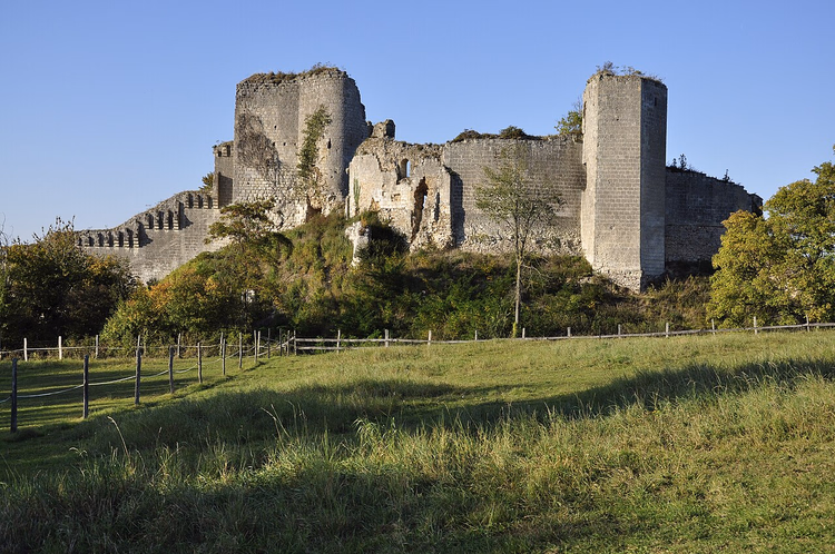 Château de Montoire'nin yeşil bir tepedeki kalıntıları