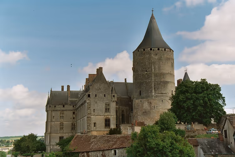 Château de Châteaudun, yüksek yuvarlak kulesiyle