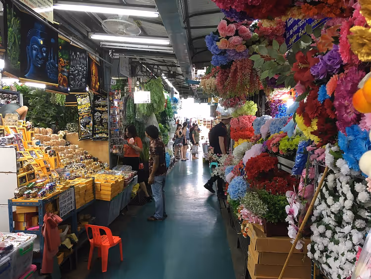 Overdekt gangpad van de Chatuchak-markt met kraampjes en koopwaar