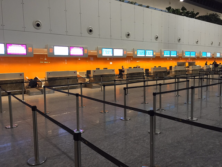 Rij incheckbalies op de luchthaven met monitors
