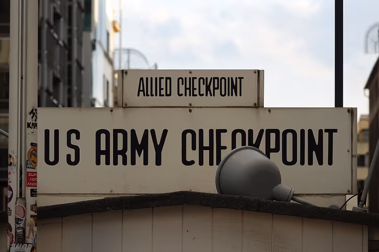 Berlin'deki Checkpoint Charlie'de ABD Ordusu kontrol noktası tabelası