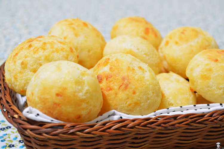 Kaasbroodjes pão de queijo in een rieten mandje