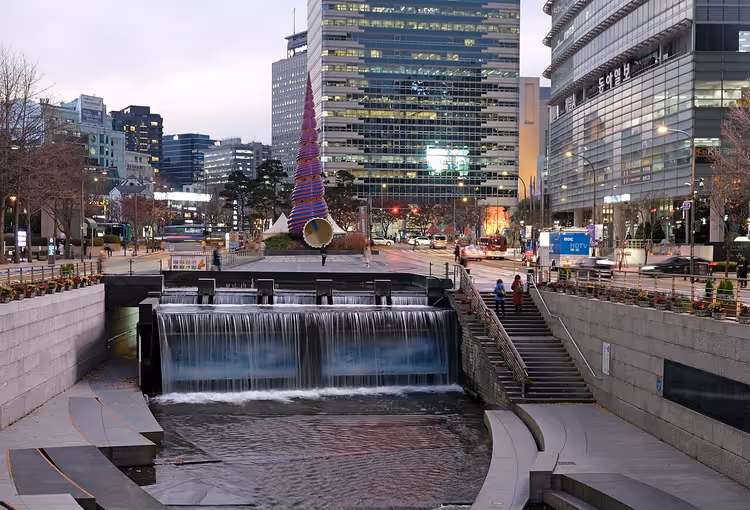 Şelale ve gökdelenlerle gece Cheonggyecheon Deresi