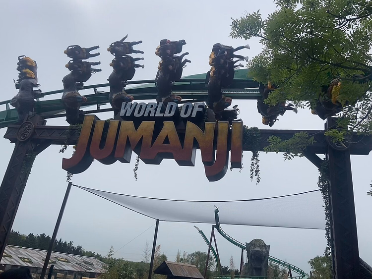 Roller coasterlı World of Jumanji giriş kemeri