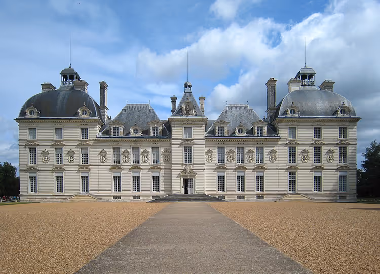 Château de Cheverny, beyaz cephesi ve avlusuyla