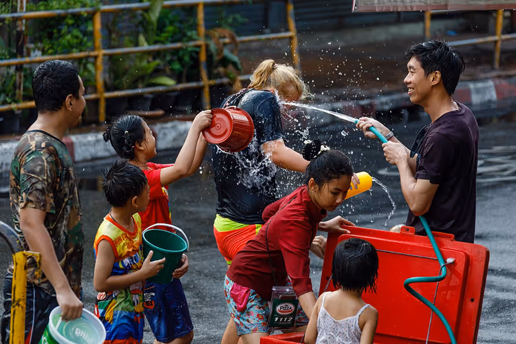 Batalhas de água nas ruas durante o Songkran