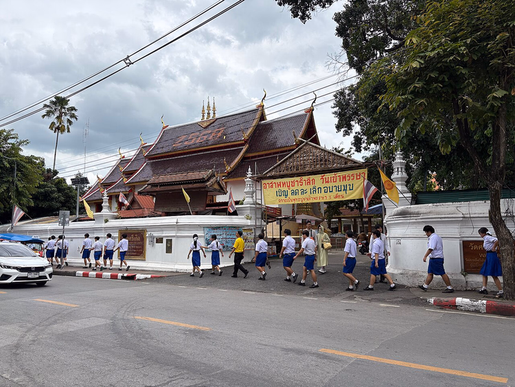 Tempel Wat Si Koet an einer Straße in Chiang Mai
