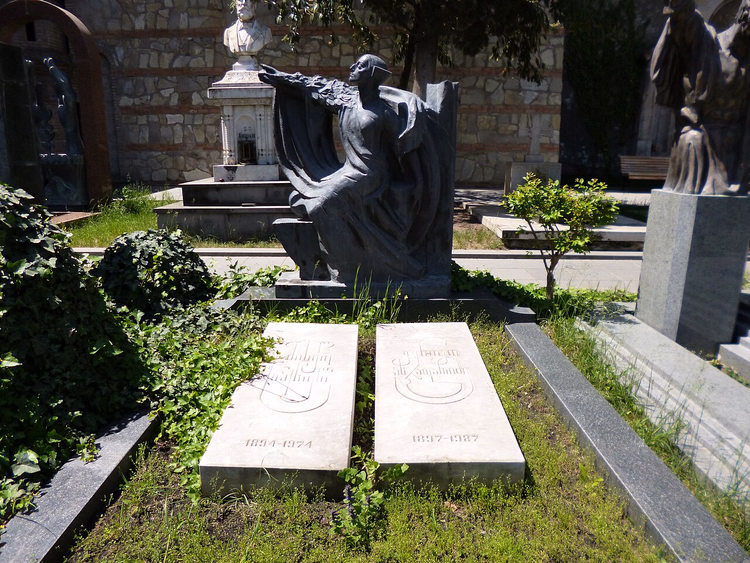 Gravestones with sculpture in the Mtatsminda Pantheon