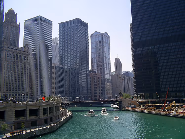 Chicago River met boten en wolkenkrabbers